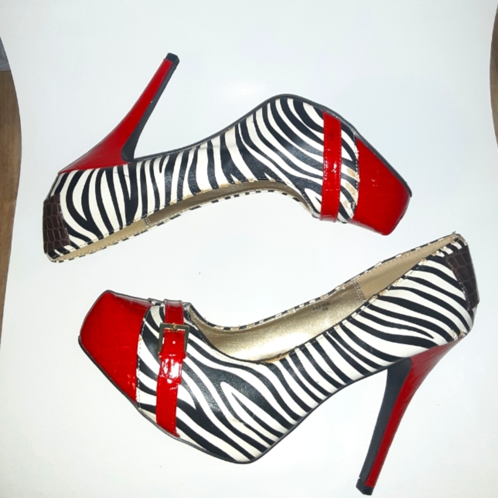 😮😍Gorgeous, Qupid Red b/w zebra striped 5 1/2 inch heels with buckle. Size 10.